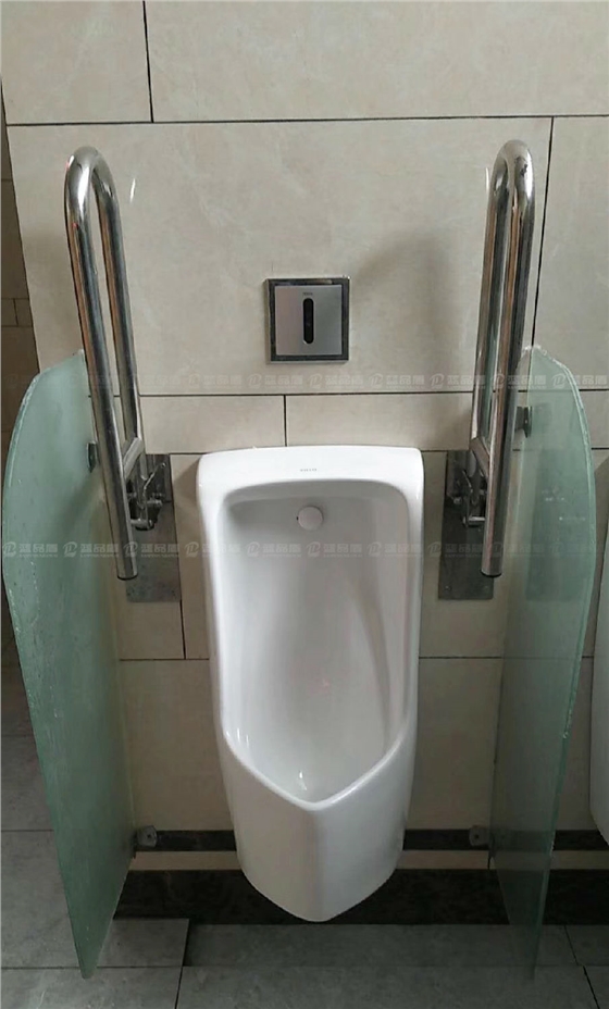 不銹鋼小便器扶手.jpg 不銹鋼小便器扶手.jpg