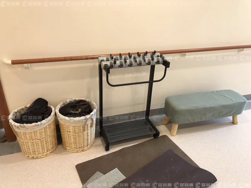 【浙江】嘉興湘家蕩養生養老工程搭配的木紋色防撞扶手，很美麗