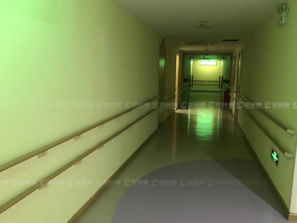 社區醫院走廊扶手2.jpg