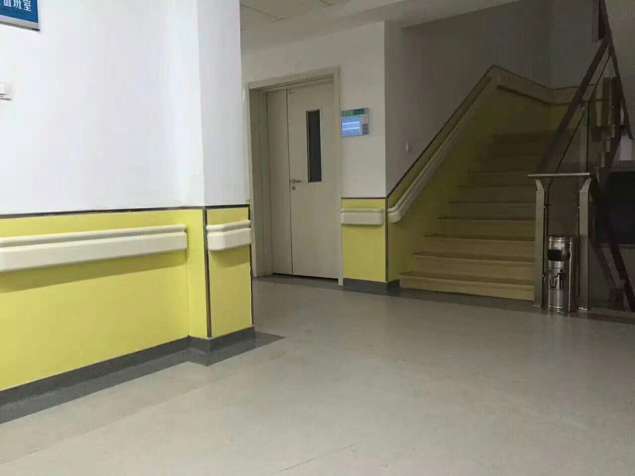 全白色走廊扶手專為河北省霸州市第三醫院而訂做