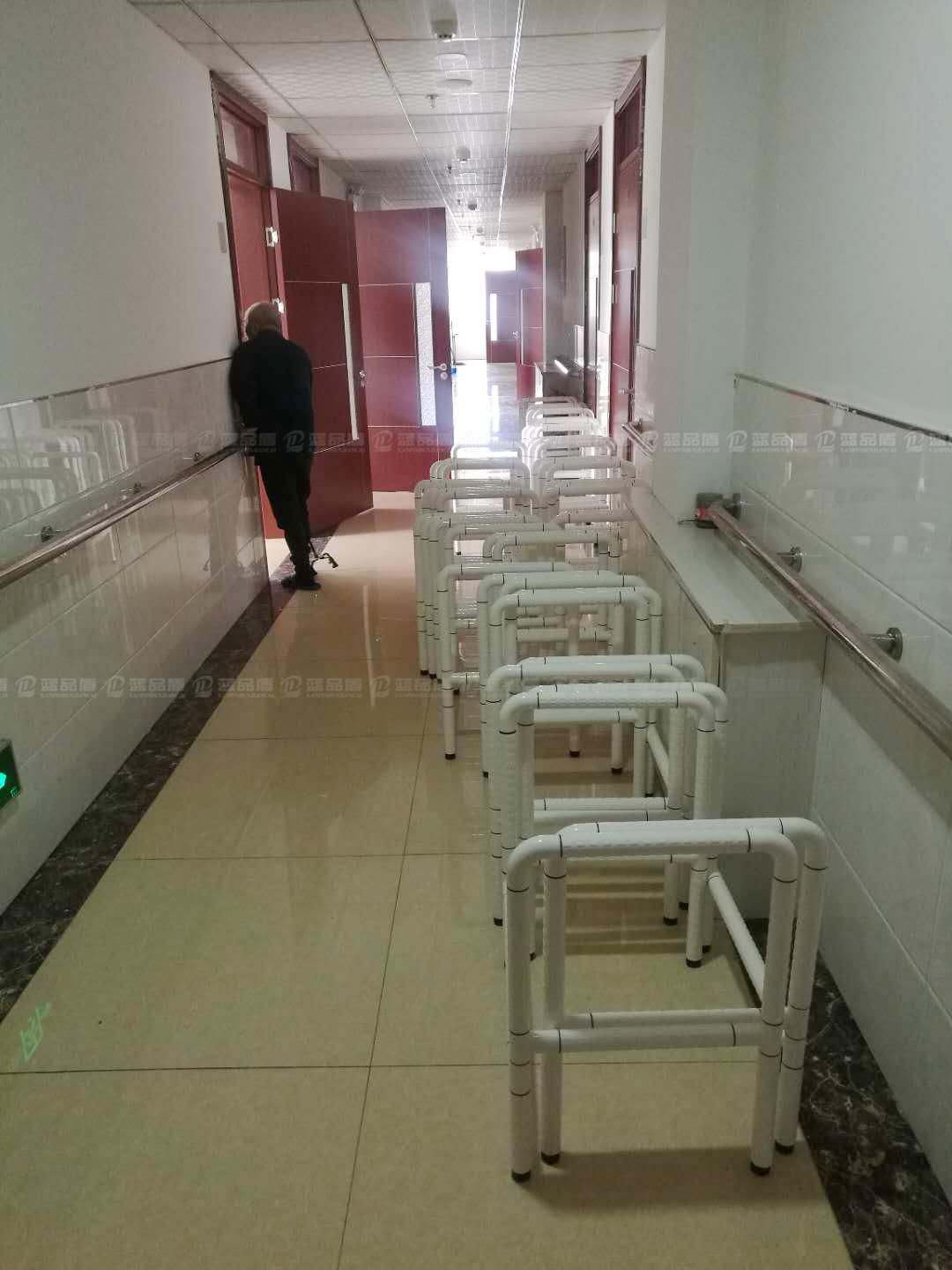 養老中心馬桶扶手2.jpg 養老中心馬桶扶手2.jpg