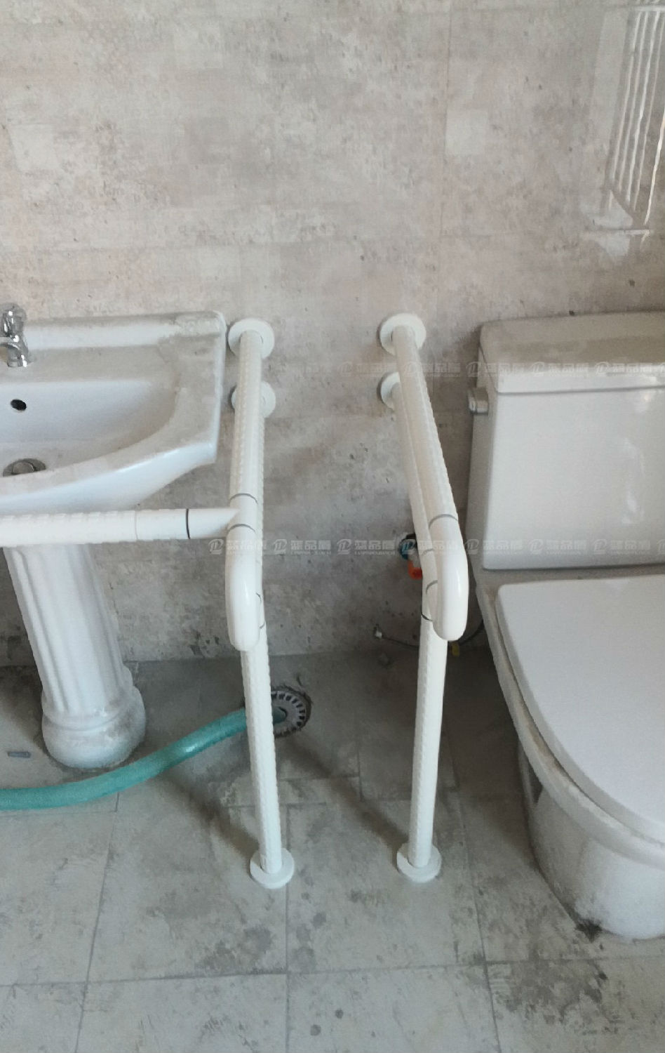 山東濰坊市虞河壹號商務大廈廁所扶手1.jpg 山東濰坊市虞河壹號商務大廈廁所扶手1.jpg