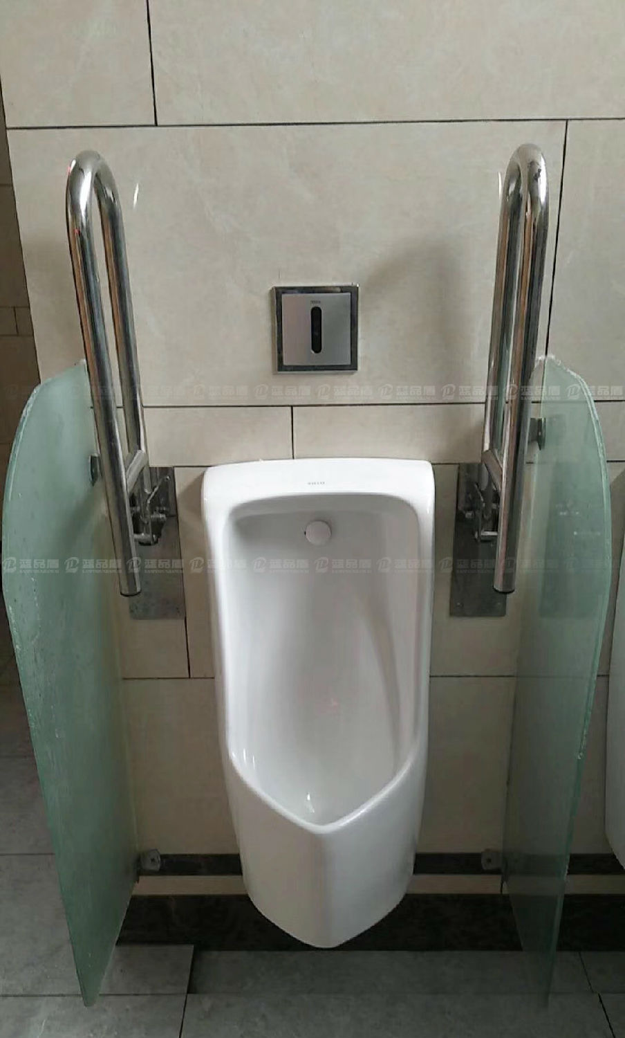 不銹鋼小便器扶手.jpg 不銹鋼小便器扶手.jpg