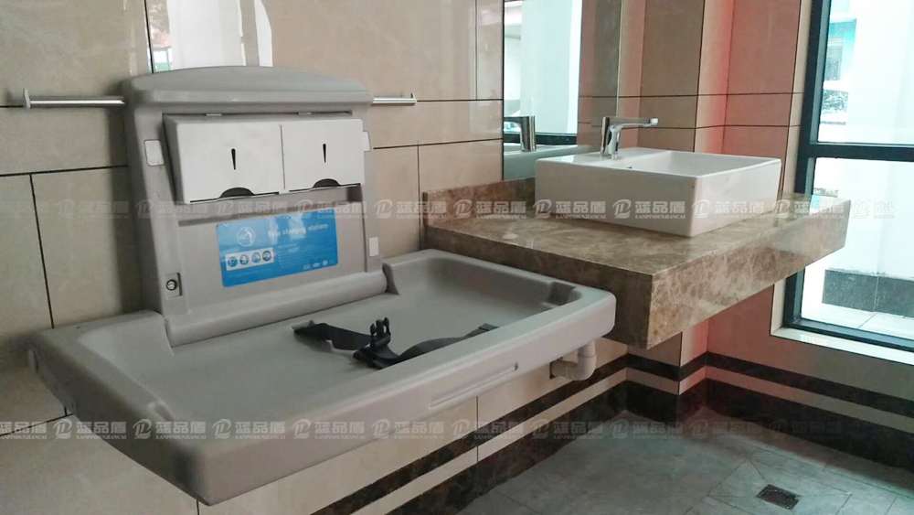 嬰兒護理臺.jpg 嬰兒護理臺.jpg