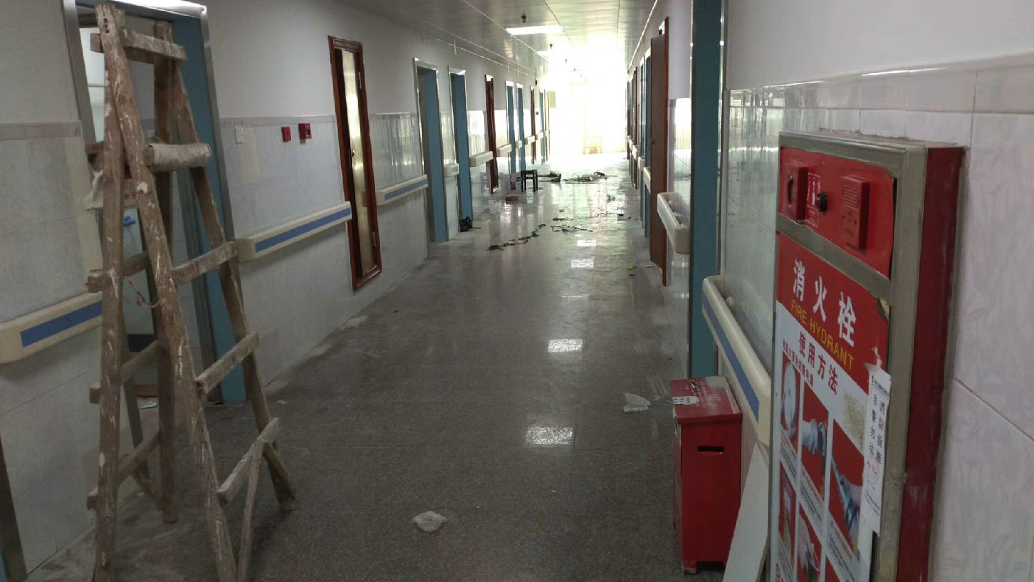 醫(yī)院走廊扶手.jpg 醫(yī)院走廊扶手.jpg