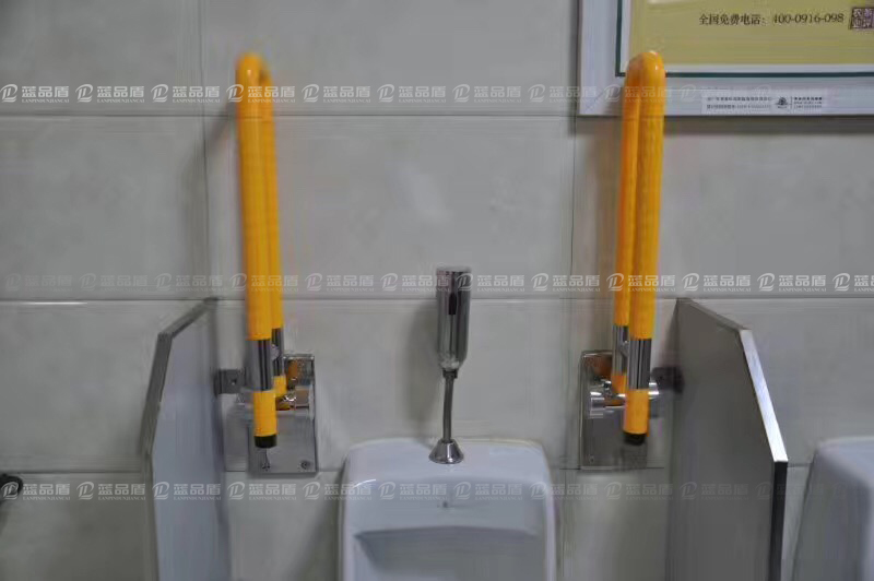 無障礙衛生間小便池扶手.jpg 無障礙衛生間小便池扶手.jpg