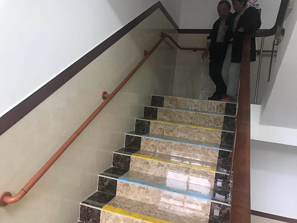醫院走廊使用扶手