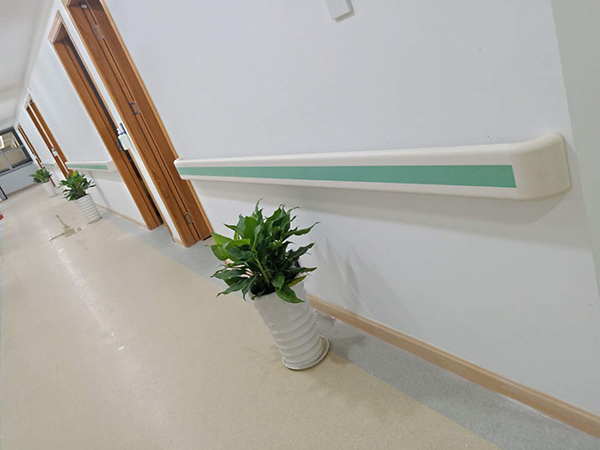 醫院走廊使用扶手